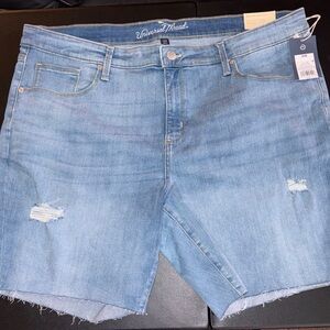 #UT947 - NWT - Universal Thread Mid-Rise Bermuda Distressed Denim Shorts-20W